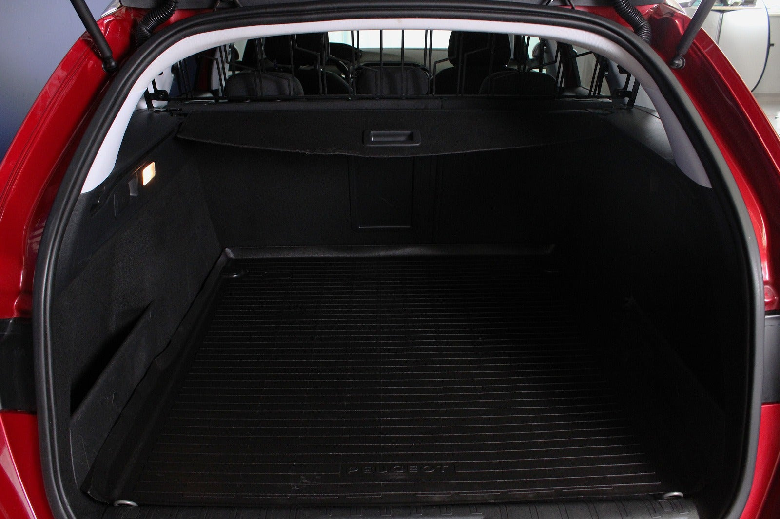 Rød Peugeot 308 fra 2016