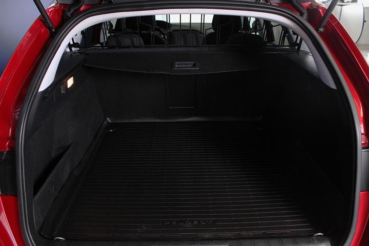 Rød Peugeot 308 fra 2016
