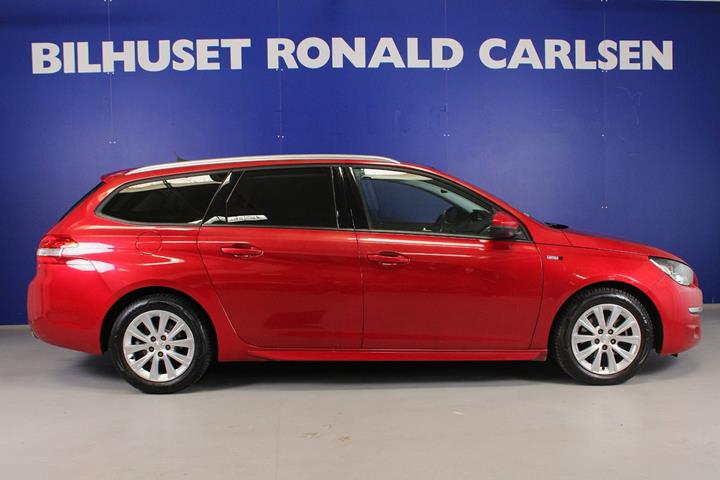 Rød Peugeot 308 fra 2016