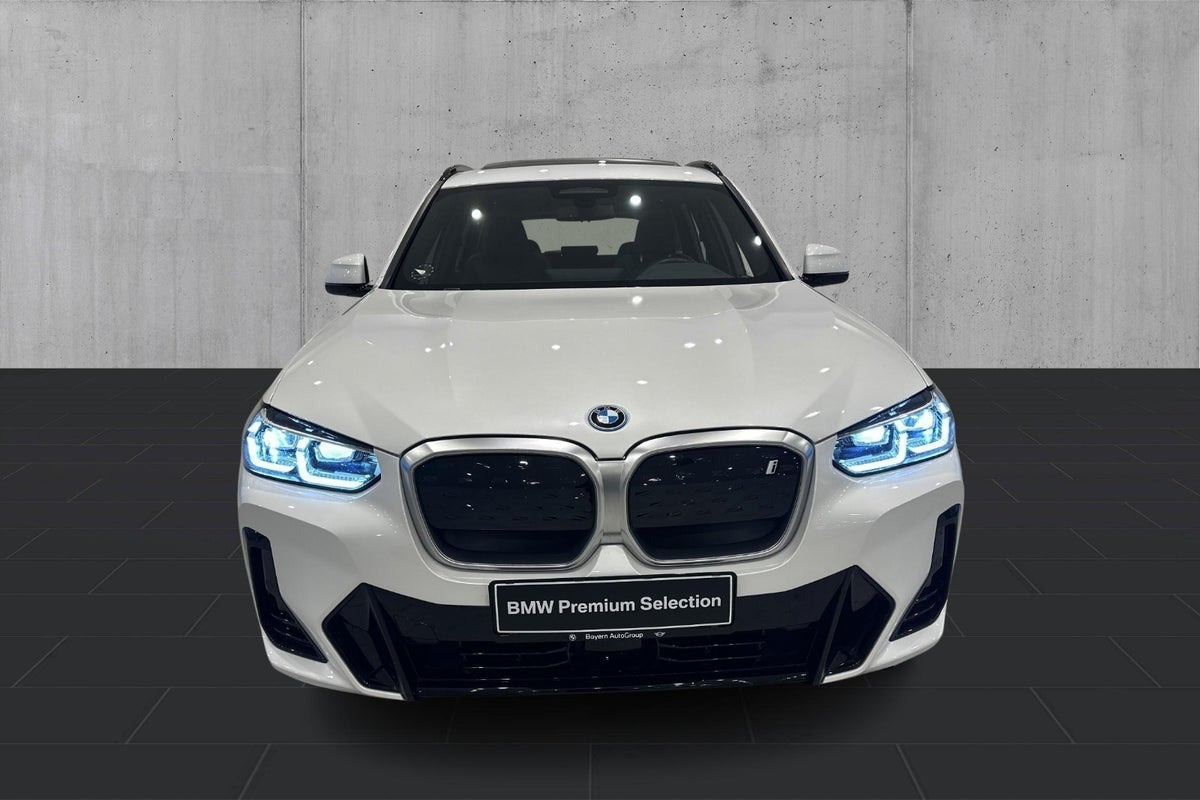 Hvid BMW iX3 fra 2024