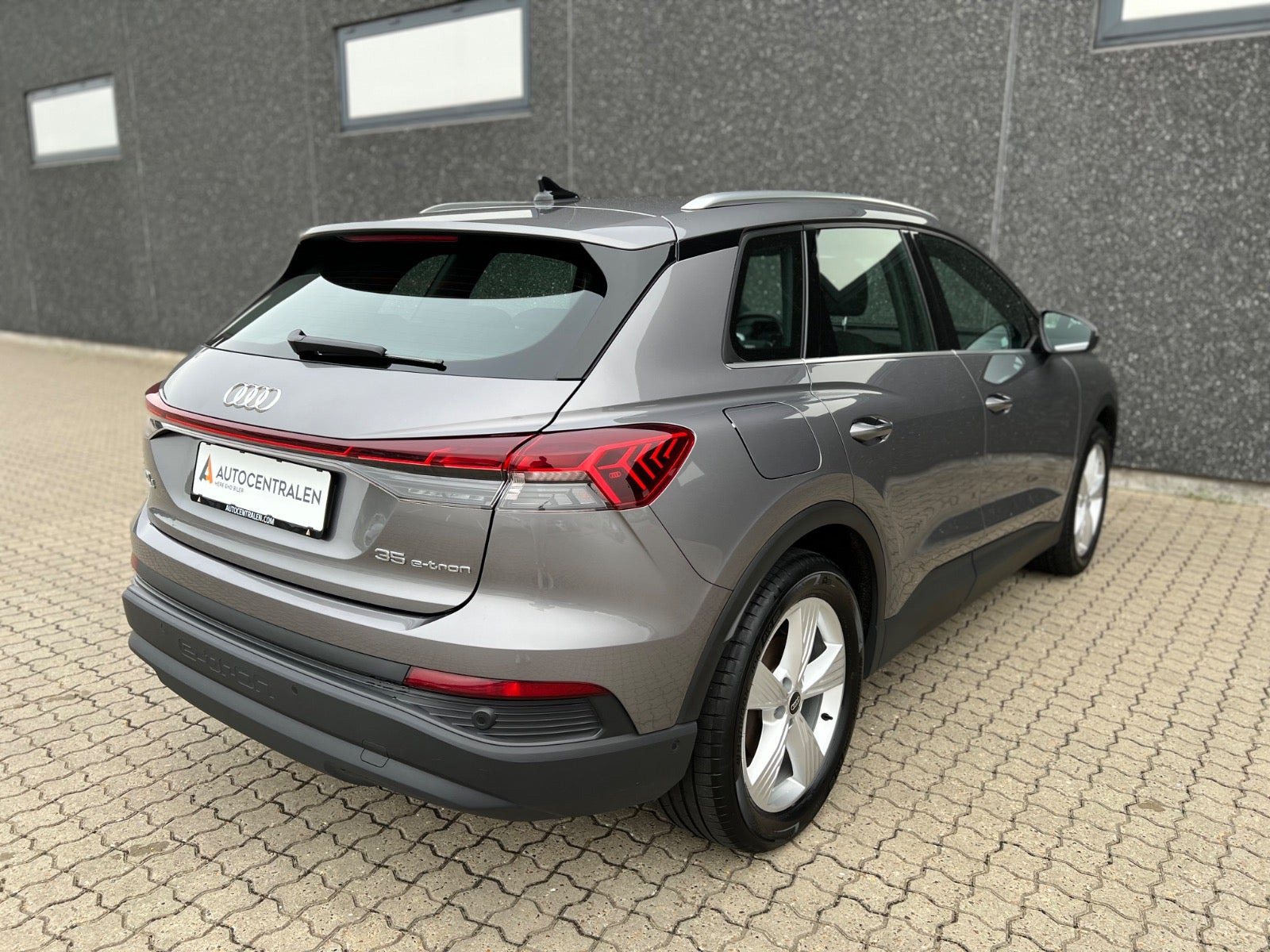 Grå Audi Q4 e-tron fra 2023