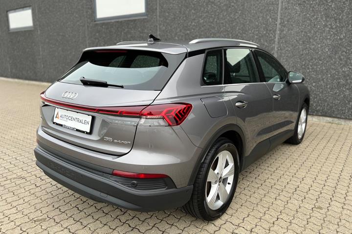 Grå Audi Q4 e-tron fra 2023
