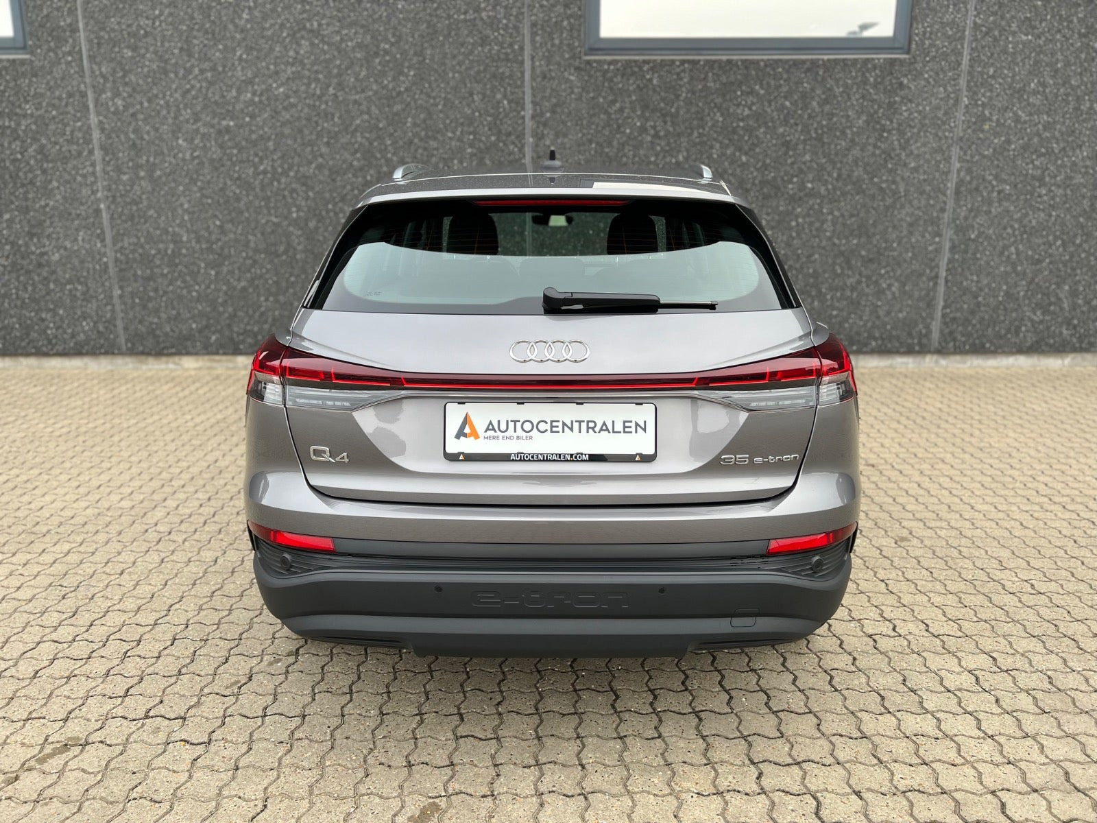 Grå Audi Q4 e-tron fra 2023