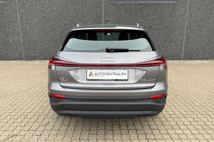 Grå Audi Q4 e-tron fra 2023