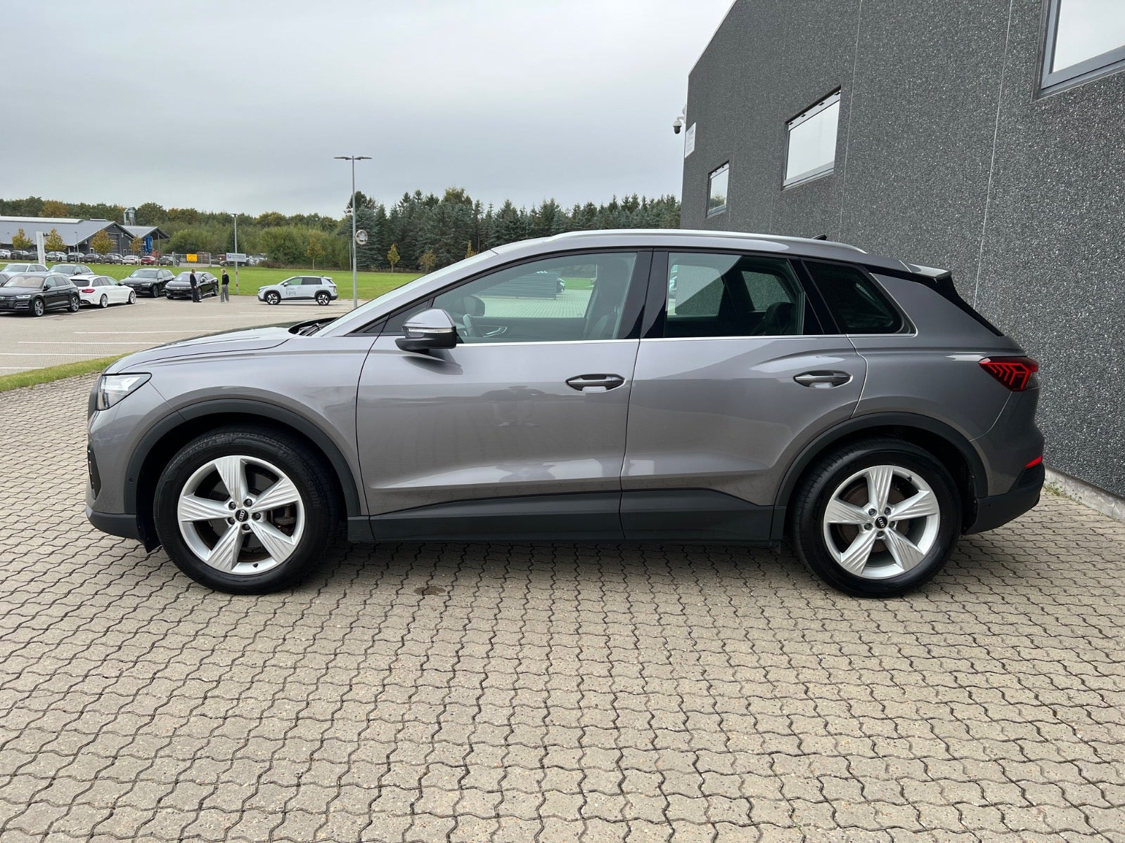 Grå Audi Q4 e-tron fra 2023