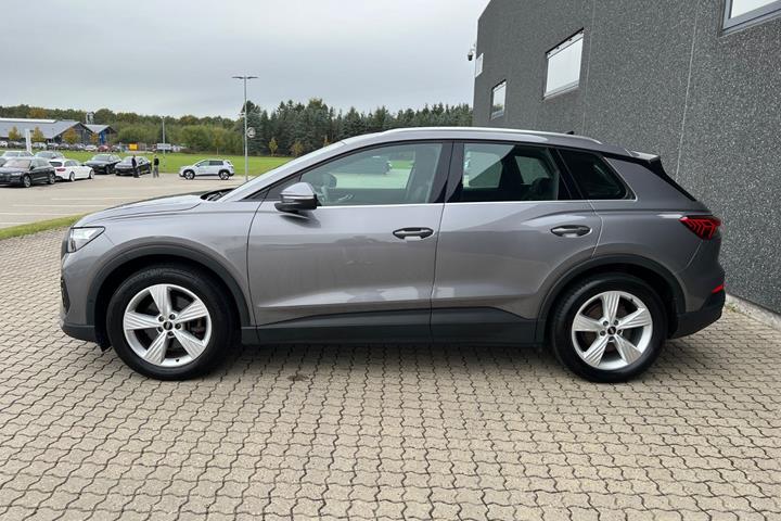 Grå Audi Q4 e-tron fra 2023