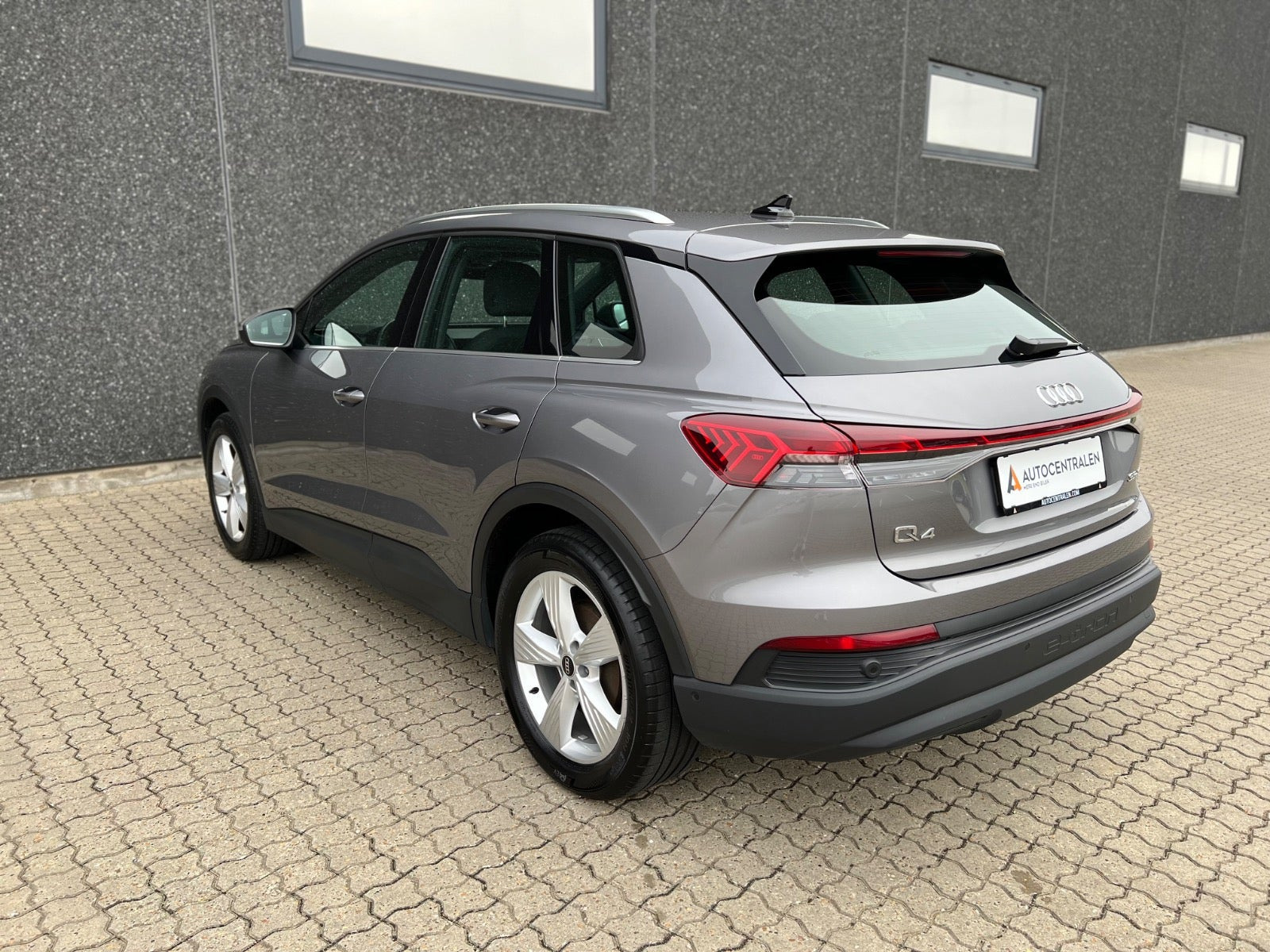 Grå Audi Q4 e-tron fra 2023