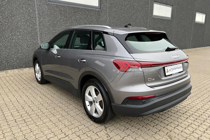 Grå Audi Q4 e-tron fra 2023