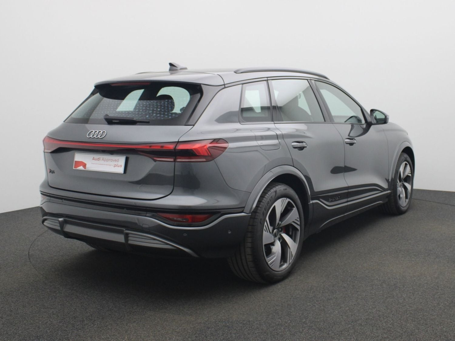 Grå Audi Q6 e-tron fra 2025