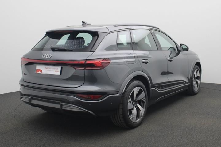 Grå Audi Q6 e-tron fra 2025