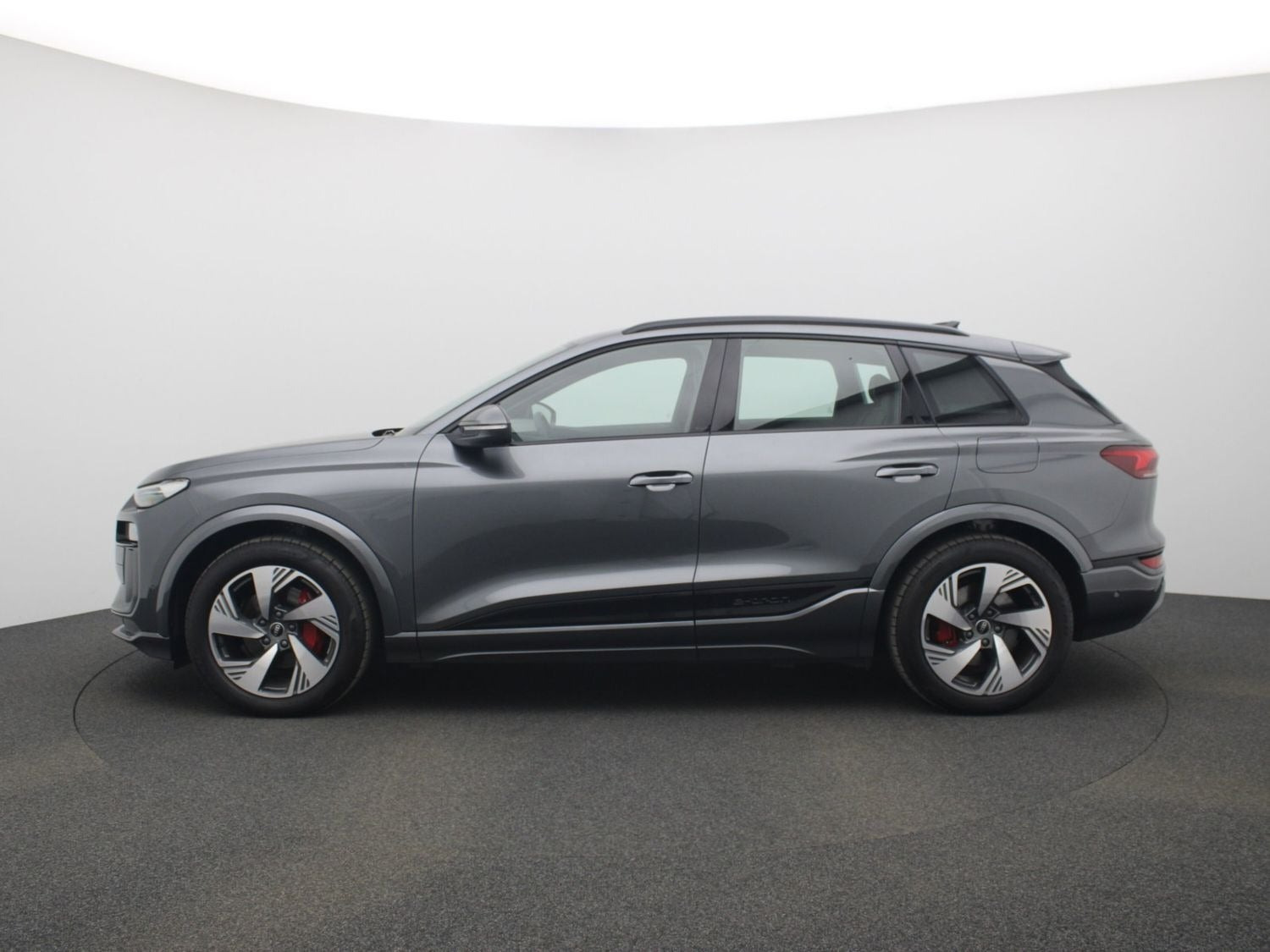 Grå Audi Q6 e-tron fra 2025