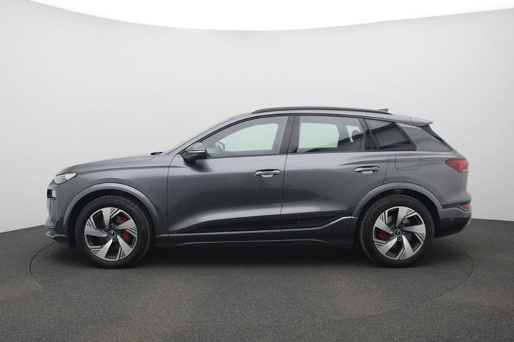 Grå Audi Q6 e-tron fra 2025