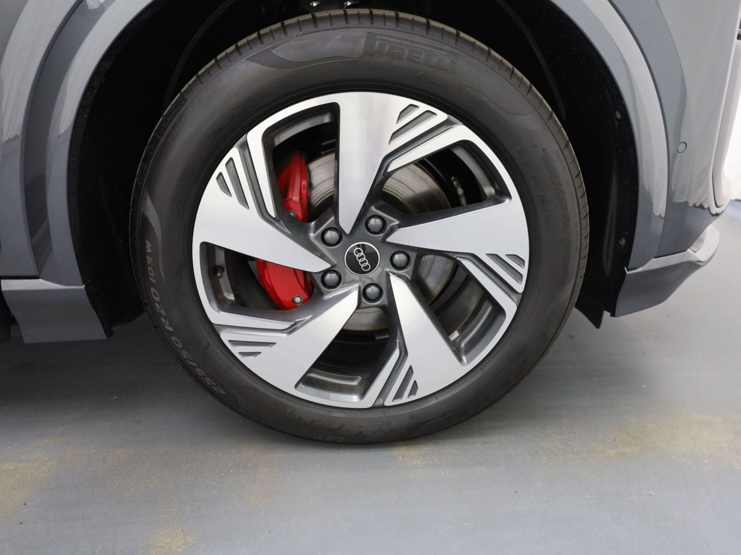 Grå Audi Q6 e-tron fra 2025