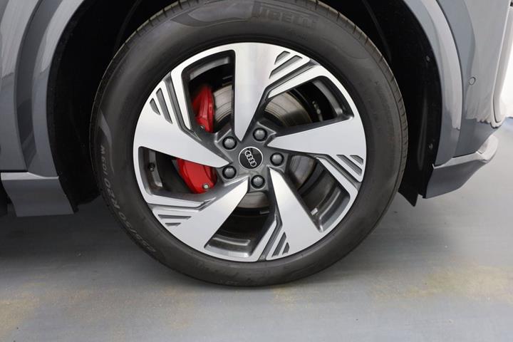 Grå Audi Q6 e-tron fra 2025