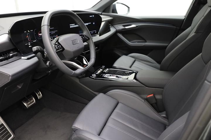 Grå Audi Q6 e-tron fra 2025