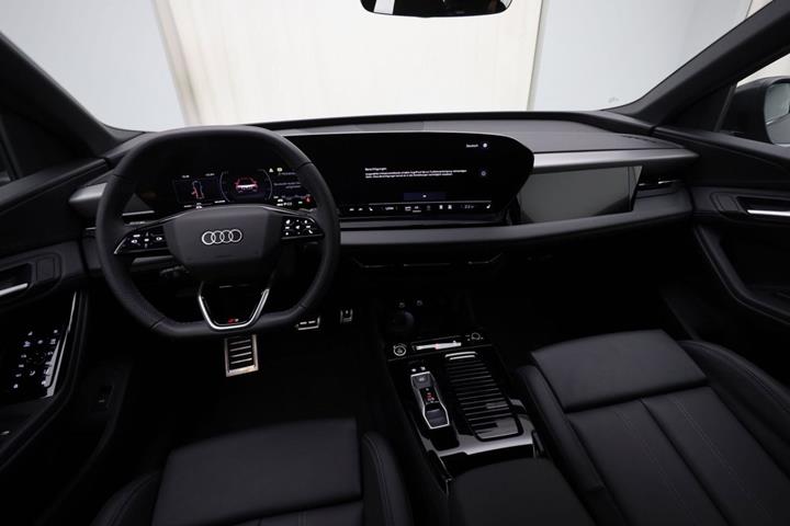 Grå Audi Q6 e-tron fra 2025