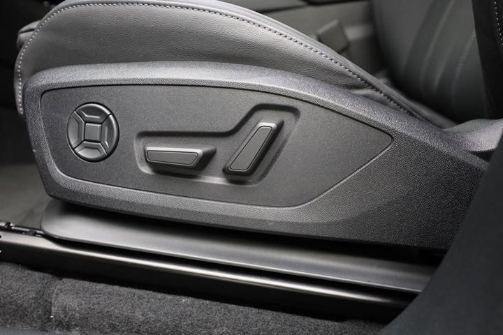 Grå Audi Q6 e-tron fra 2025