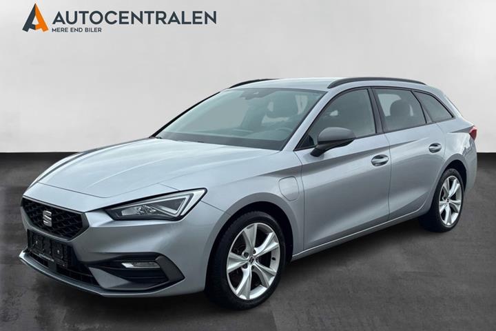Sølv Seat Leon fra 2022 set udefra