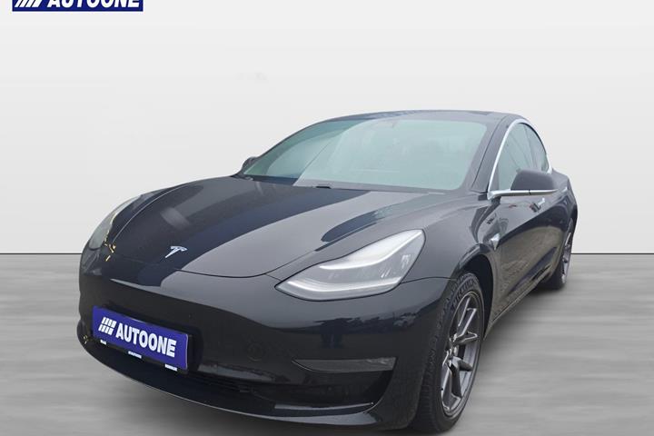 Sort Tesla Model 3 fra 2019 set udefra