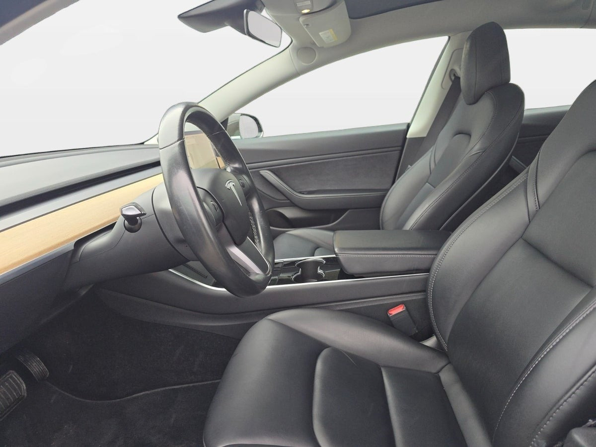 Sort Tesla Model 3 fra 2019