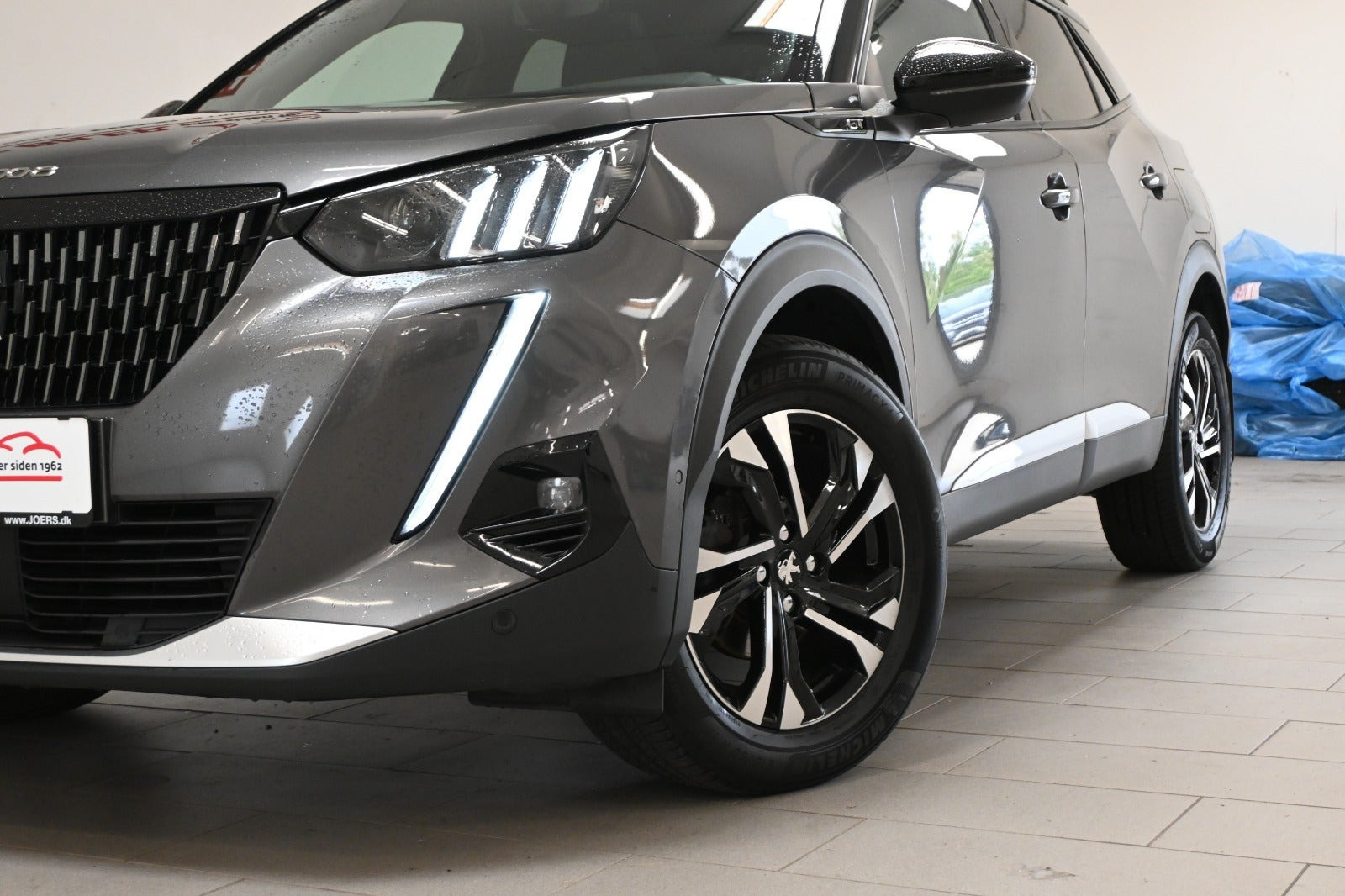 Grå Peugeot 2008 fra 2021