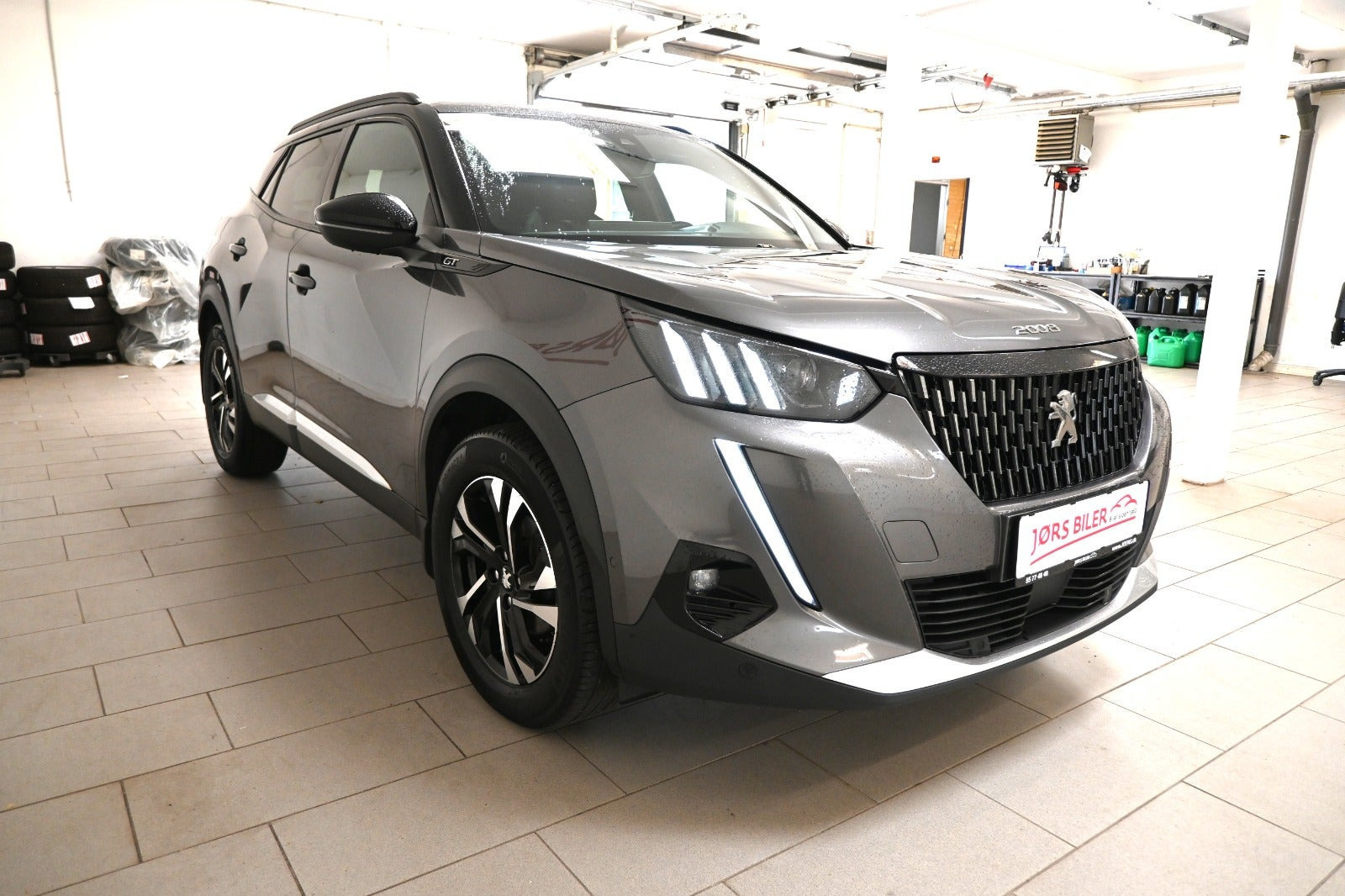 Grå Peugeot 2008 fra 2021