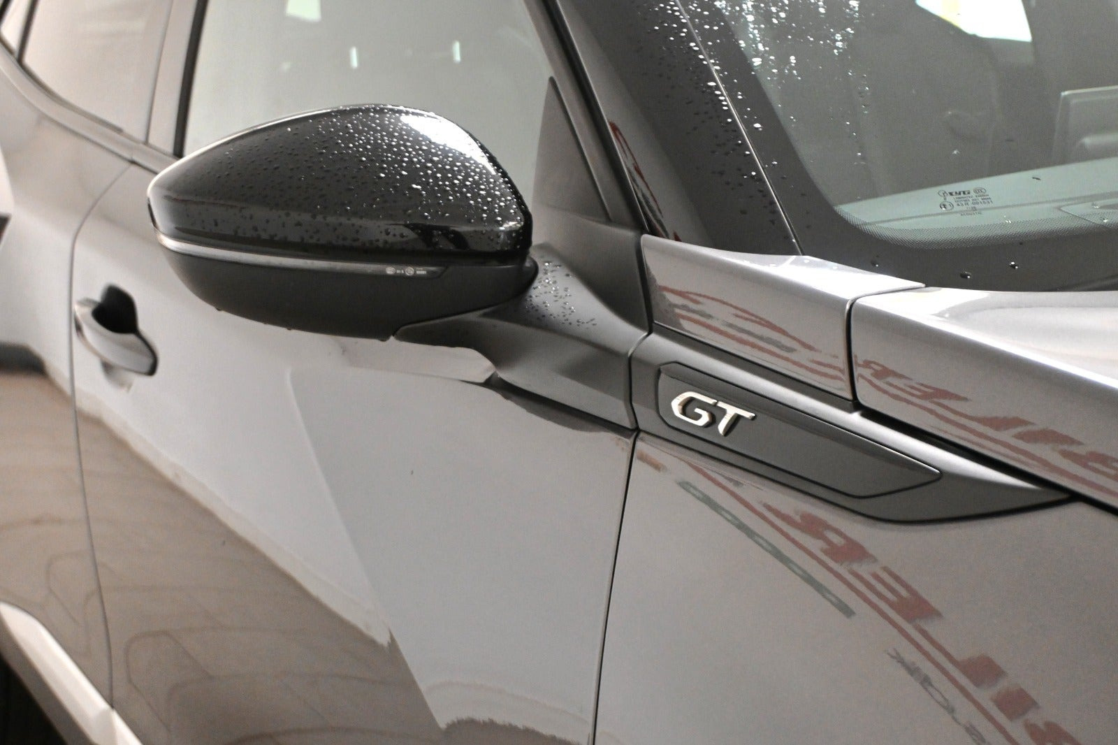 Grå Peugeot 2008 fra 2021