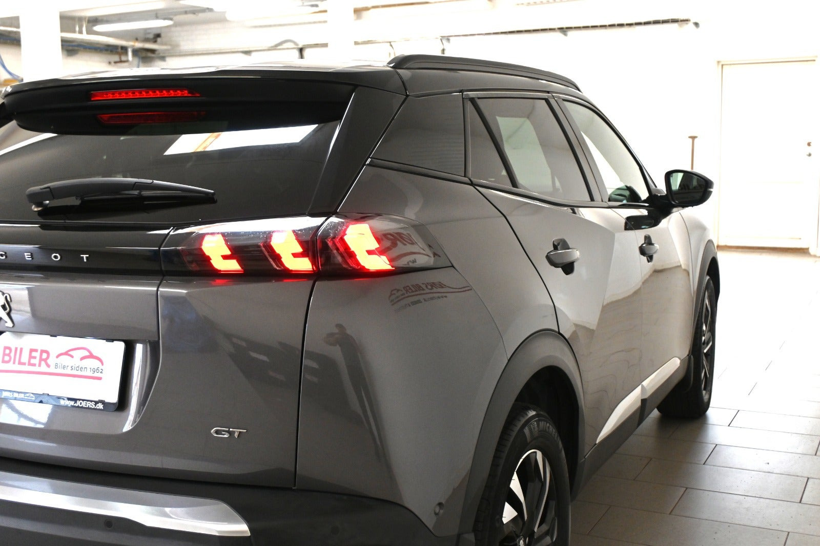 Grå Peugeot 2008 fra 2021