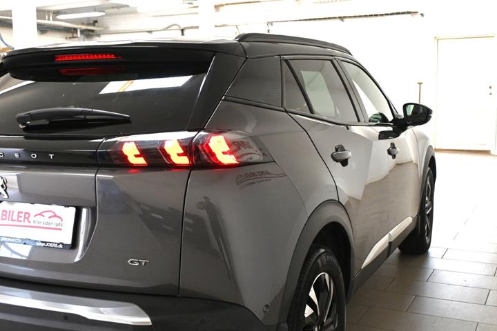 Grå Peugeot 2008 fra 2021