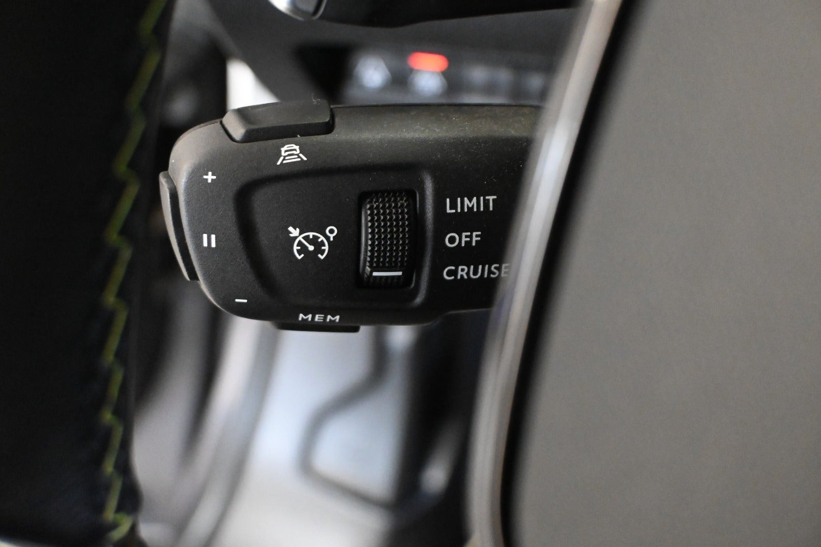 Grå Peugeot 2008 fra 2021