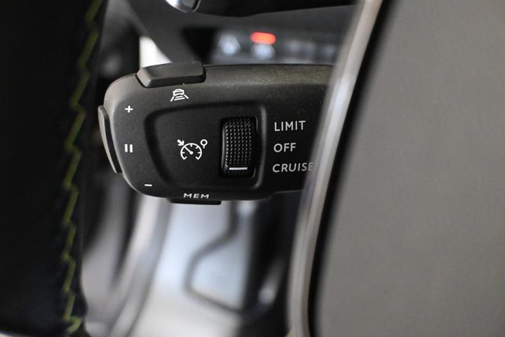 Grå Peugeot 2008 fra 2021