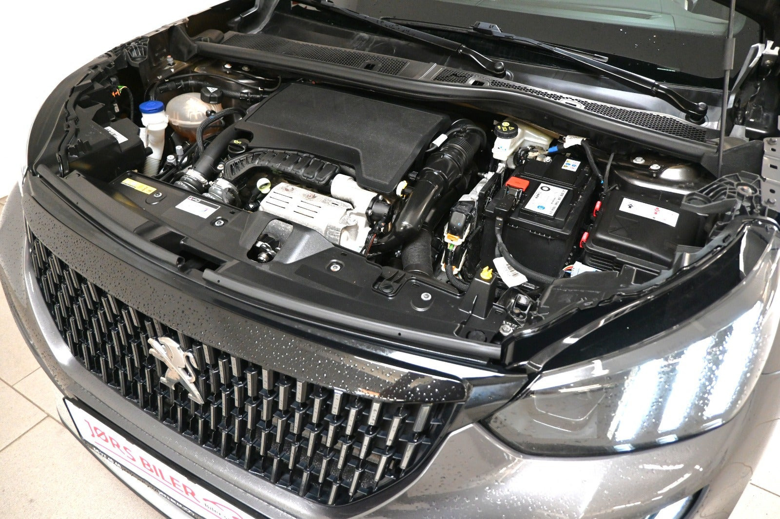 Grå Peugeot 2008 fra 2021