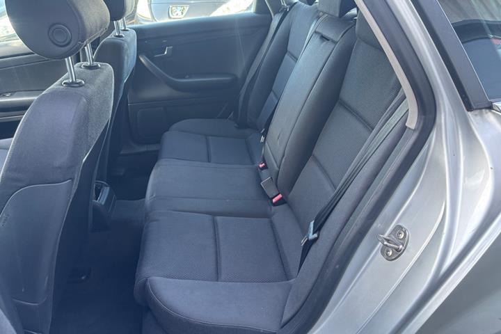 Sølv Audi A4 fra 2005