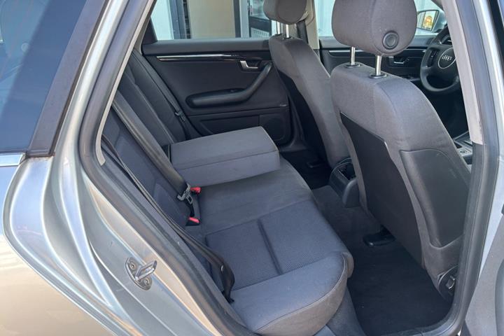 Sølv Audi A4 fra 2005
