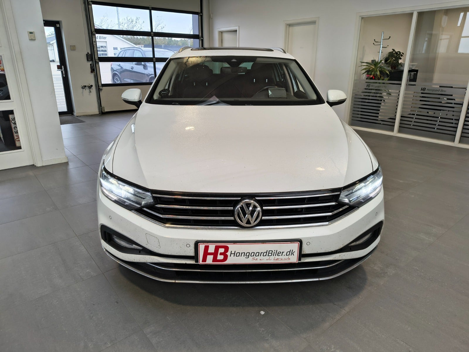 Hvid VW Passat fra 2020