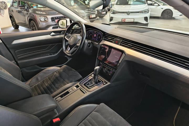 Hvid VW Passat fra 2020