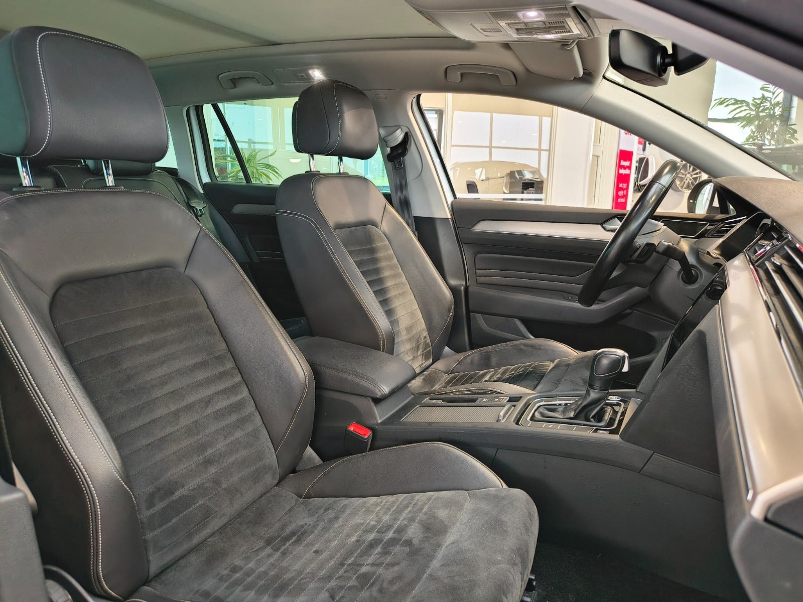 Hvid VW Passat fra 2020