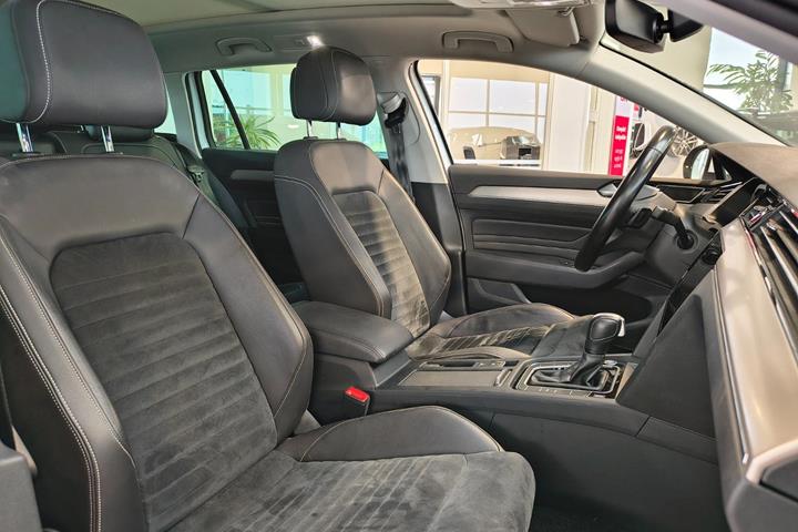 Hvid VW Passat fra 2020