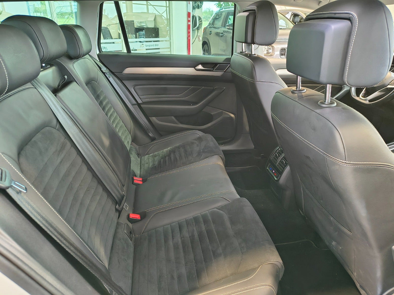 Hvid VW Passat fra 2020