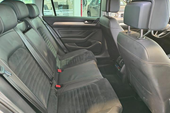 Hvid VW Passat fra 2020