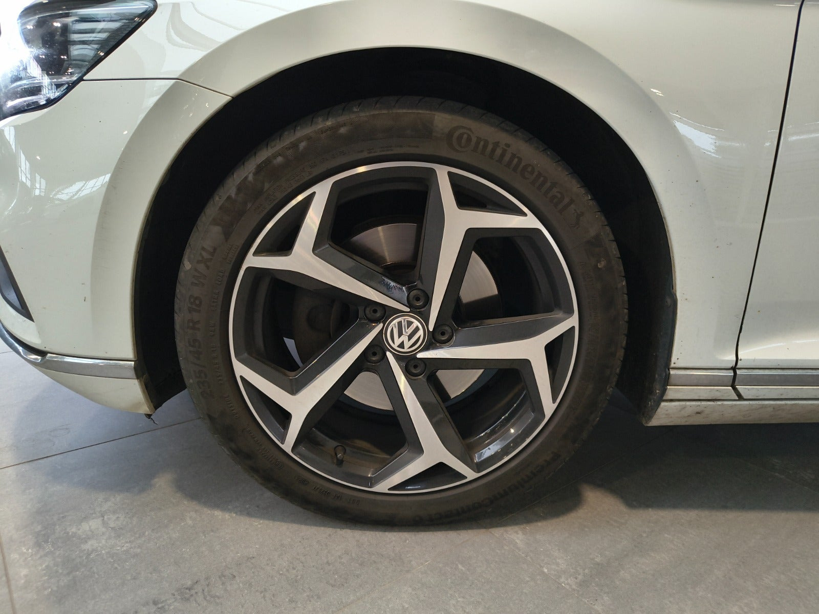 Hvid VW Passat fra 2020