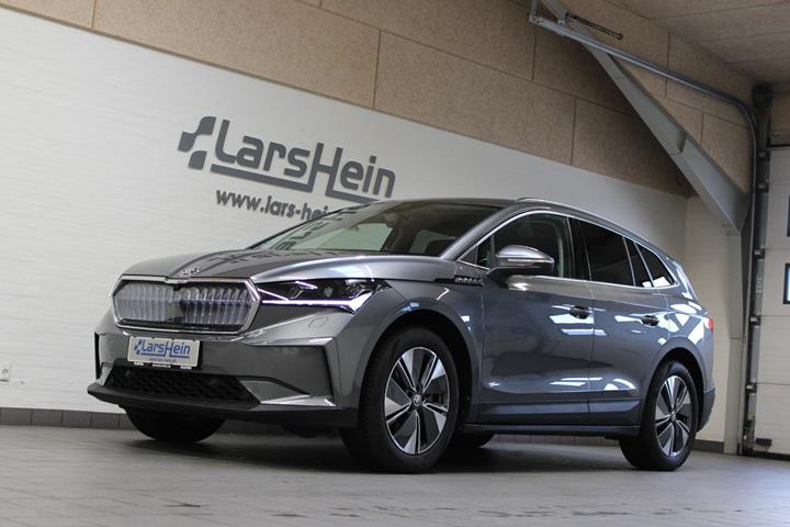 Grå Skoda Enyaq fra 2023