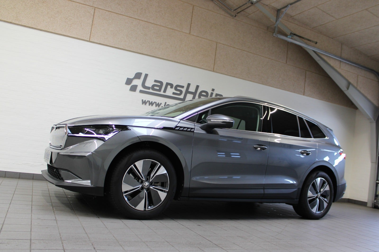 Grå Skoda Enyaq fra 2023