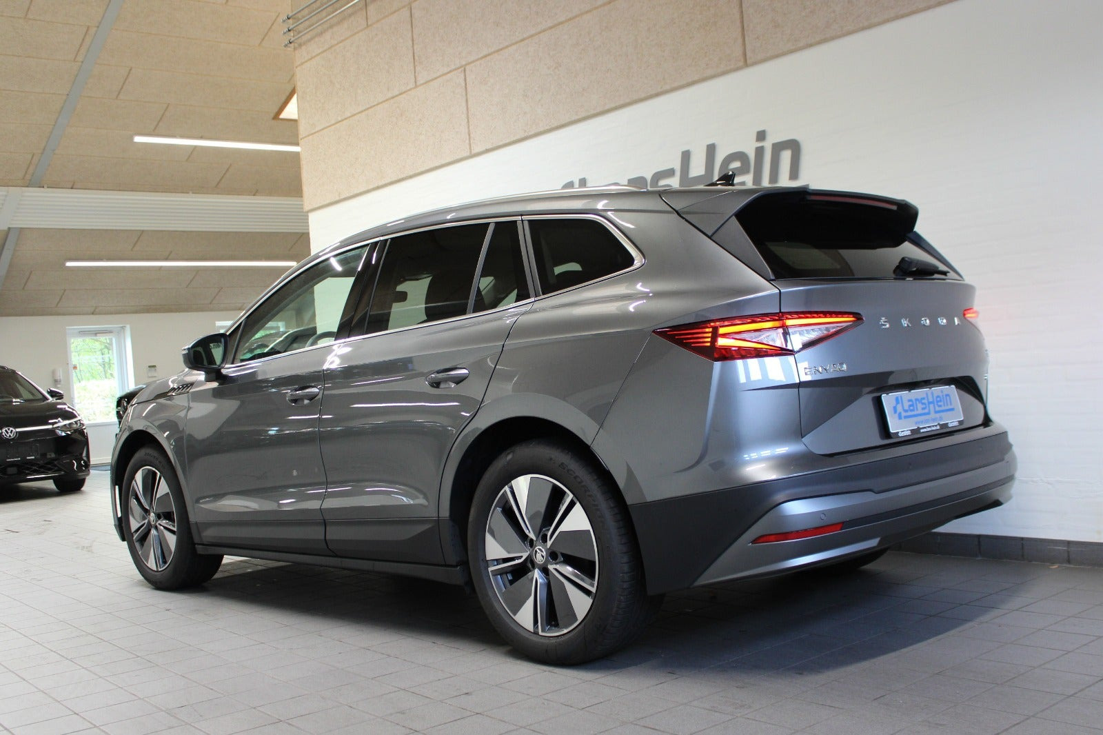 Grå Skoda Enyaq fra 2023