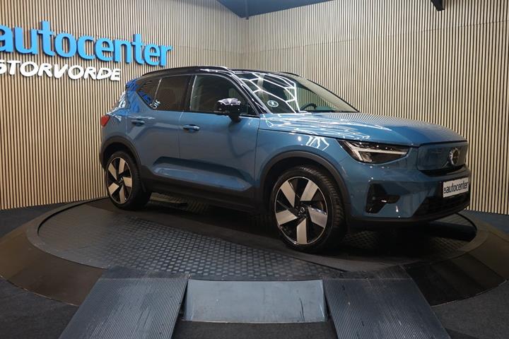 Sort Volvo XC40 fra 2023 set udefra