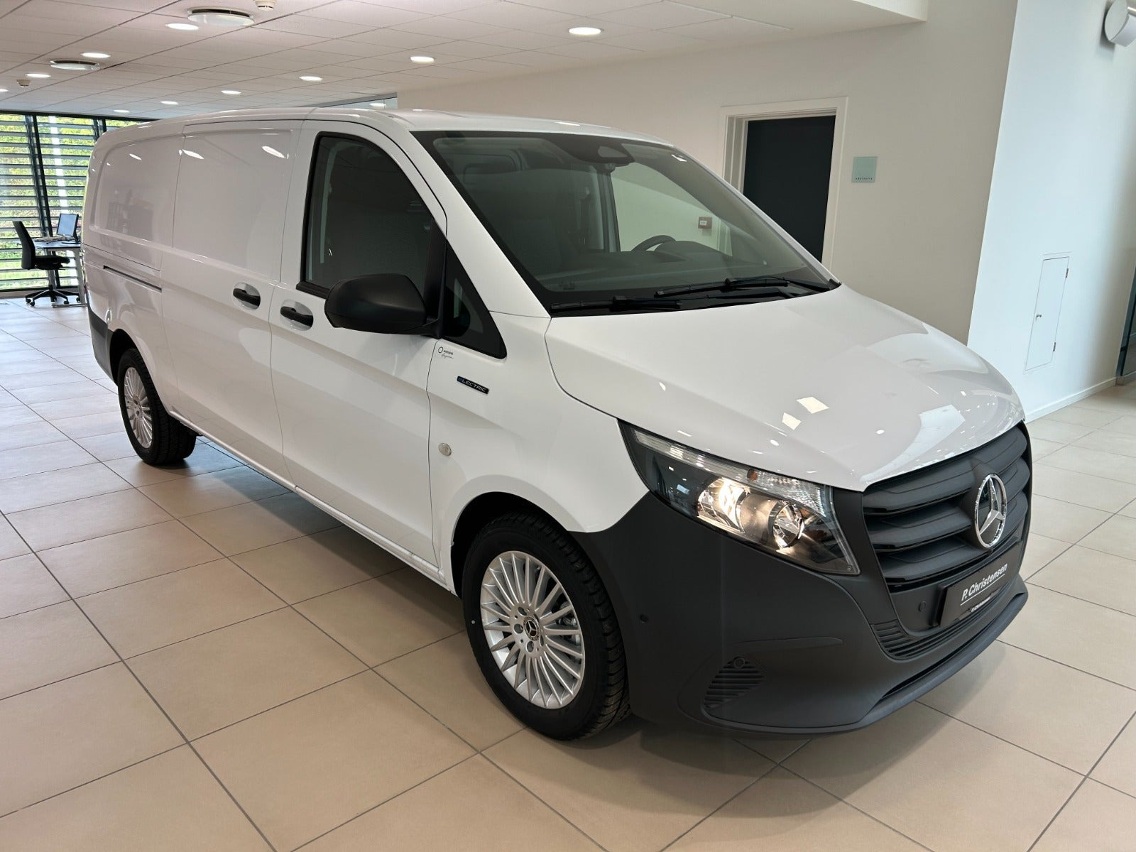 Hvid Mercedes eVito 112 fra 2025