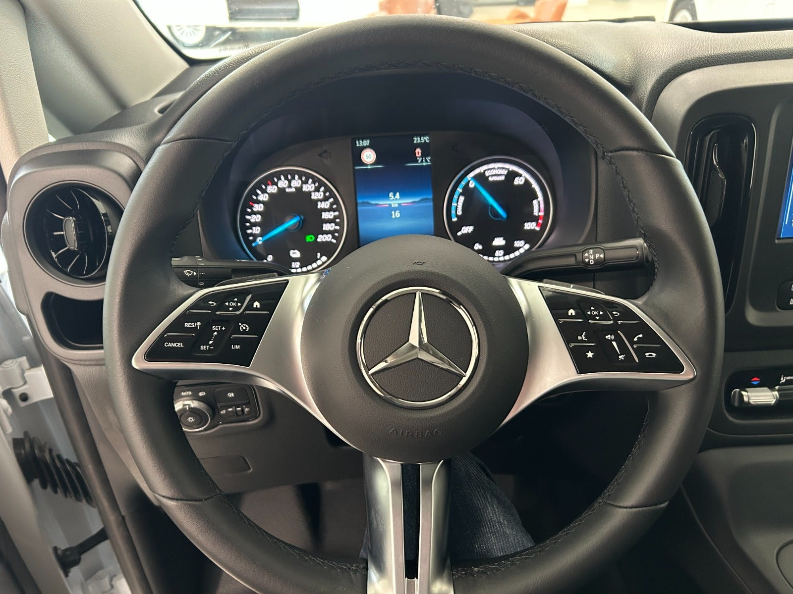 Hvid Mercedes eVito 112 fra 2025