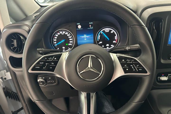 Hvid Mercedes eVito 112 fra 2025