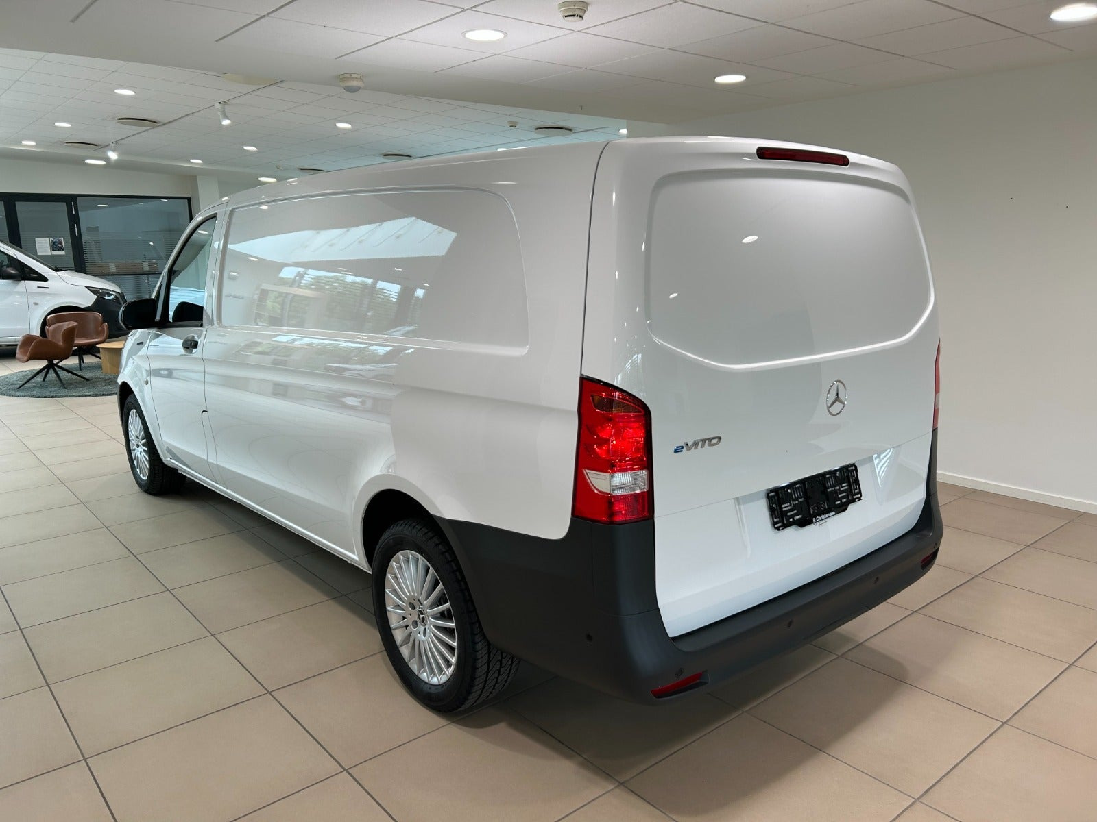Hvid Mercedes eVito 112 fra 2025
