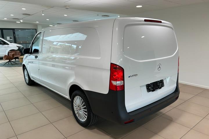 Hvid Mercedes eVito 112 fra 2025